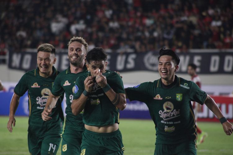 Para pemain Persebaya Surabaya merayakan gol Bruno Moreira Soares ke gawang Persis Solo pada laga Liga 1 2023-2024, Sabtu (1/7/2023), di Stadion Manahan.