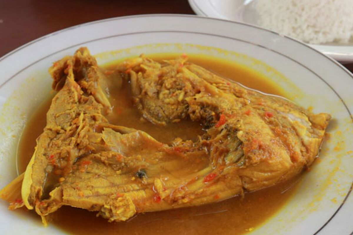 Lempah Kuning khas Bangka, Jumat (28/7/2017). Kuliner ini bisa ditemukan di seluruh restoran dan rumah makan di Pulau Bangka, Bangka Belitung. Ikan yang ditawarkan pun bervariasi seperti tenggiri, ikan bulat, manggala, ikan kakap, dan ikan seminyak.  