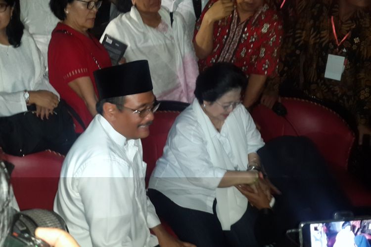 Presiden ke-5 RI yang juga Ketua Umum PDI Perjuangan Megawati Soekarno Putri didampingi Djarot Syaiful Hidayat usai memperingati Hari Lahir Bung Karno di Makam Bung Karno, Kota Blitar, Jawa Timur, Senin (5/6/2017) malam