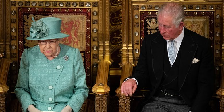 Ratu Elizabeth II dari Kerajaan Inggris didampingi putranya, Pangeran Charles, saat Pidato Pembukaan Parlemen di Istana Westminster, London, pada 19 Desember 2019.
