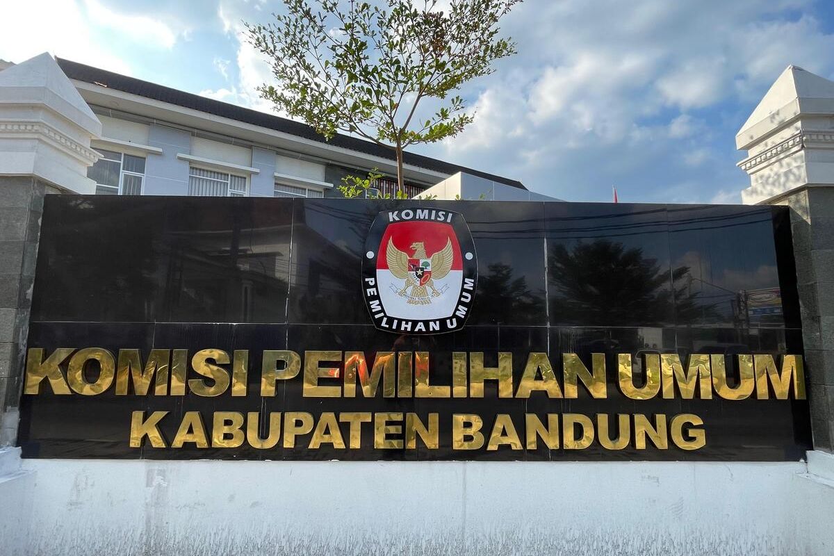 Salah satu anggota KPPS di Desa Sindanglaya, Kecamatan Cikancung, Kabupaten, Jawa Barat meninggal dunia diduga akibat kelelahan, yang bersangkutan meninggak dunia pada Selasa (26/11/2024) satu hari jelang hari pencoblosan Pilkada