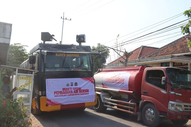 Polres Sampang Salurkan 120.000 Liter Air Bersih untuk Santri di Tambelangan