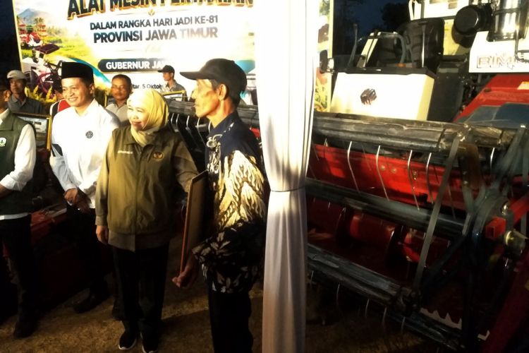 Serahkan Mesin Pemanen Padi ke Petani Blitar, Khofifah: 1 Hektar Cuma 1 Jam