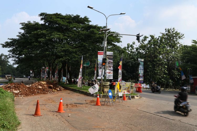 Jalan ambles di Jalan GDC Depok, Jumat (7/5/2021). Hingga kini tidak terlihat perbaikan jalan ini.