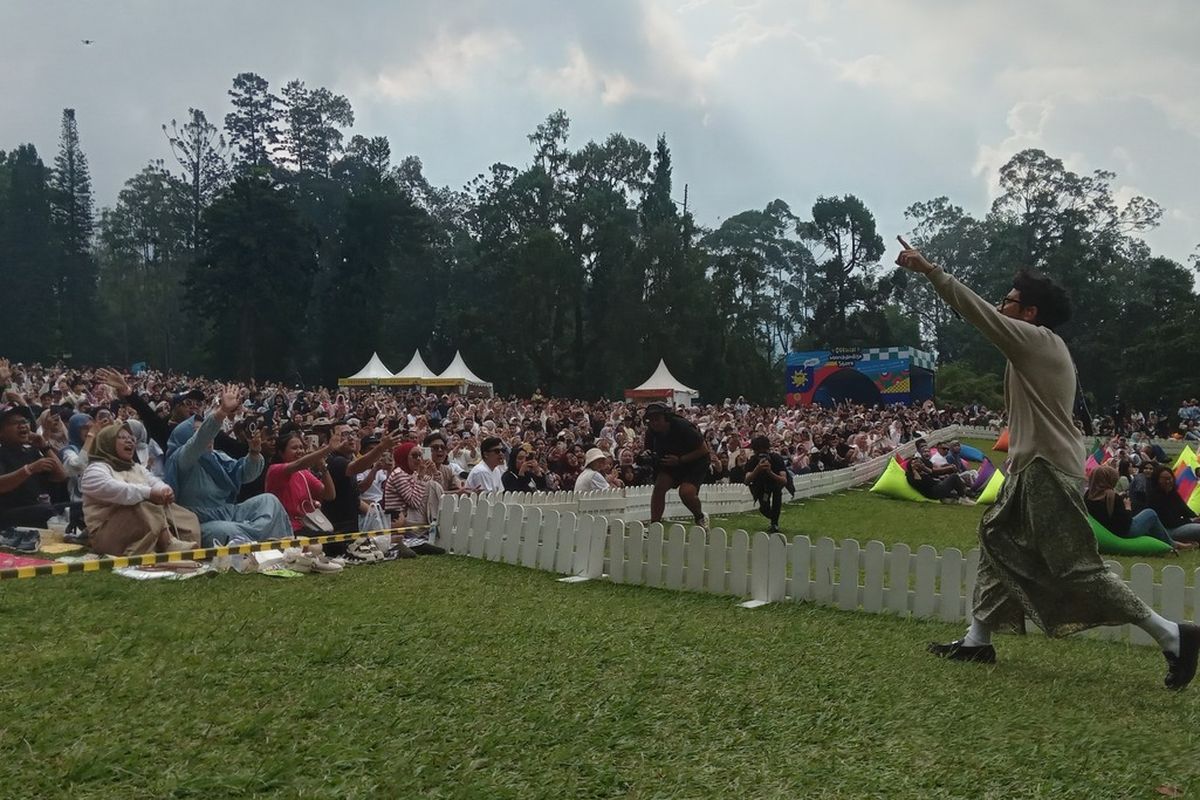 Musisi Kunto Aji tampil enerjik saat menyapa penonton saat menjadi penampil acara konser musik bertajuk Sunset di Kebun yang digelar di Kebun Raya Cibodas, Cianjur, Jawa Barat, Minggu (30/6/2024) petang.