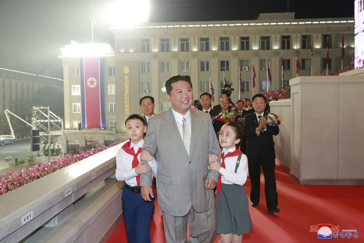 Dalam foto yang dirilis kantor berita Korea Utara KCNA, Pemimpin Kim Jong Un berjalan didampingi dua anak dalam parade militer merayakan 73 tahun berdirinya Korea Utara di Lapangan Kim Il Sung, Pyongyang, pada Kamis dini hari, 9 September 2021.