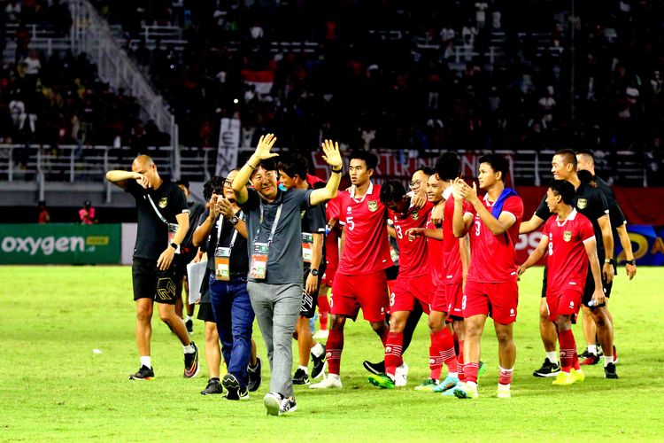 Pelatih Timnas Indonesia Shin Tae-yong menyapa suporter seusai pertandingan Kualifikasi Piala Asia U20 2023 melawan Vietnam yang berakhir dengan skor 3-2 di Stadion Gelora Bung Tomo Surabaya, Minggu (18/9/2022) malam. Terkini, Shin Tae-yong ikut angkat bicara terkait polemik dalam persiapan Indonesia sebagai tuan rumah Piala Dunia U20 2023. Sebagai pelatih, Shin Tae-yong ingin merasakan kebahagiaan bersama para pemain dalam pergelaran Piala Dunia U20 2023 di Indonesia.