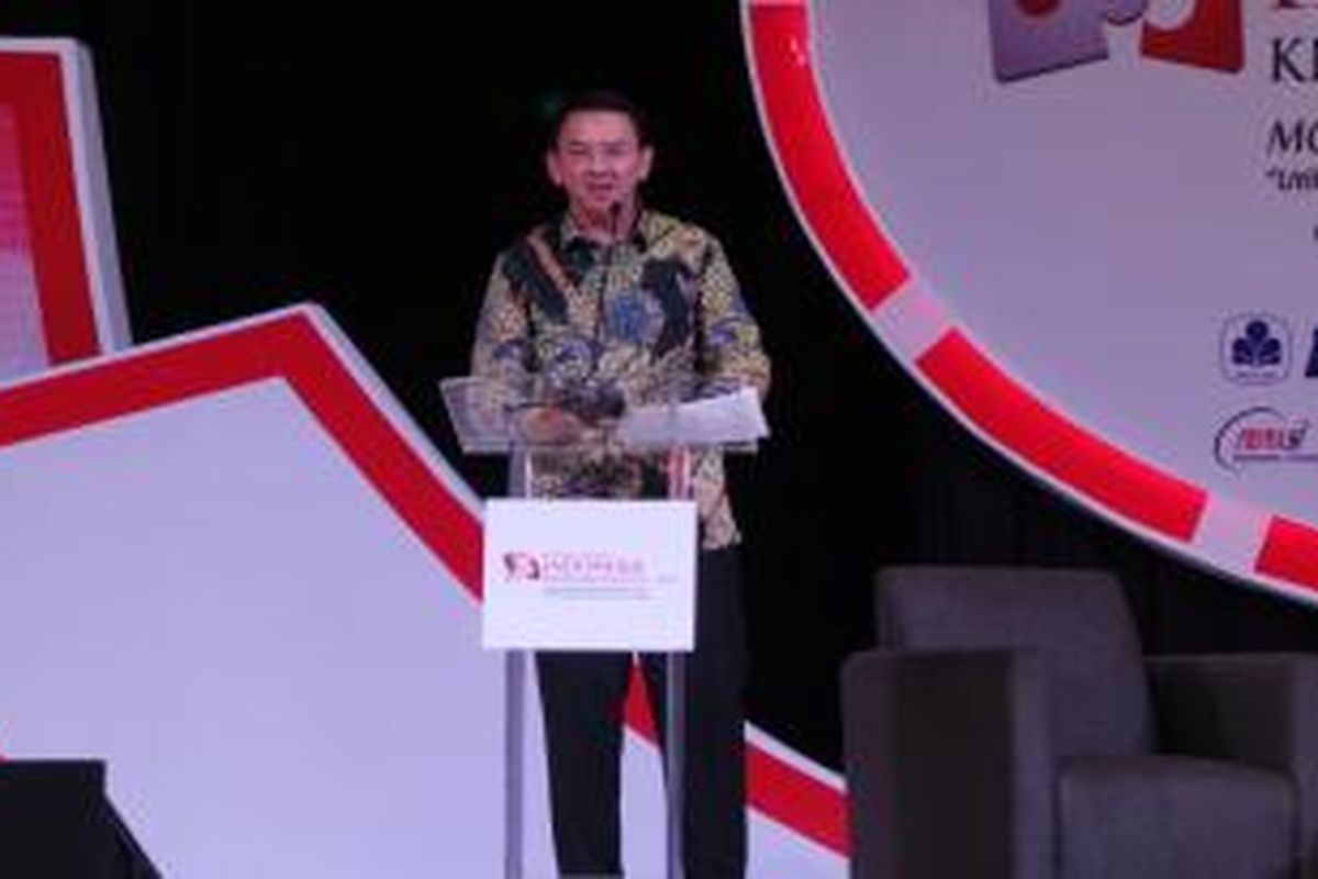 Gubernur DKI Jakarta Basuki Tjahaja Purnama saat menjadi pembicara pada sesi “Inspiring Closing Session” dalam acara Indonesia Knowledge Forum 2015 Conference and Expo-BCA Learning Service (BLS), di Hotel Ritz Carlton, Jakarta, Kamis (8/10/2015).