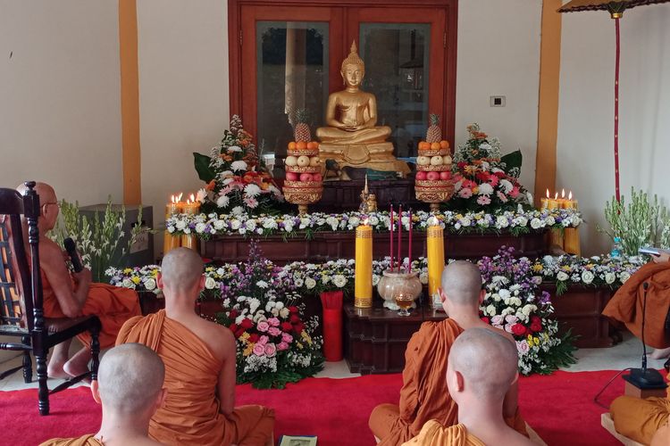 Umat Buddha sembahyang memperingati Hari Raya Waisak 2567 BE di Vihara Dhammadipa Arama, Kota Batu, Jawa Timur pada Minggu (4/6/2023). 