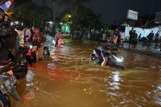 Jalan Pramuka Raya Depok Banjir 50 Cm, Petugas Belum Terlihat di Lokasi