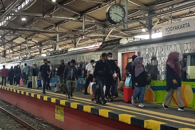 Suasana stasiun Yogyakarta mulai dipadati pemudikmpada Jumat (14/4/2023)