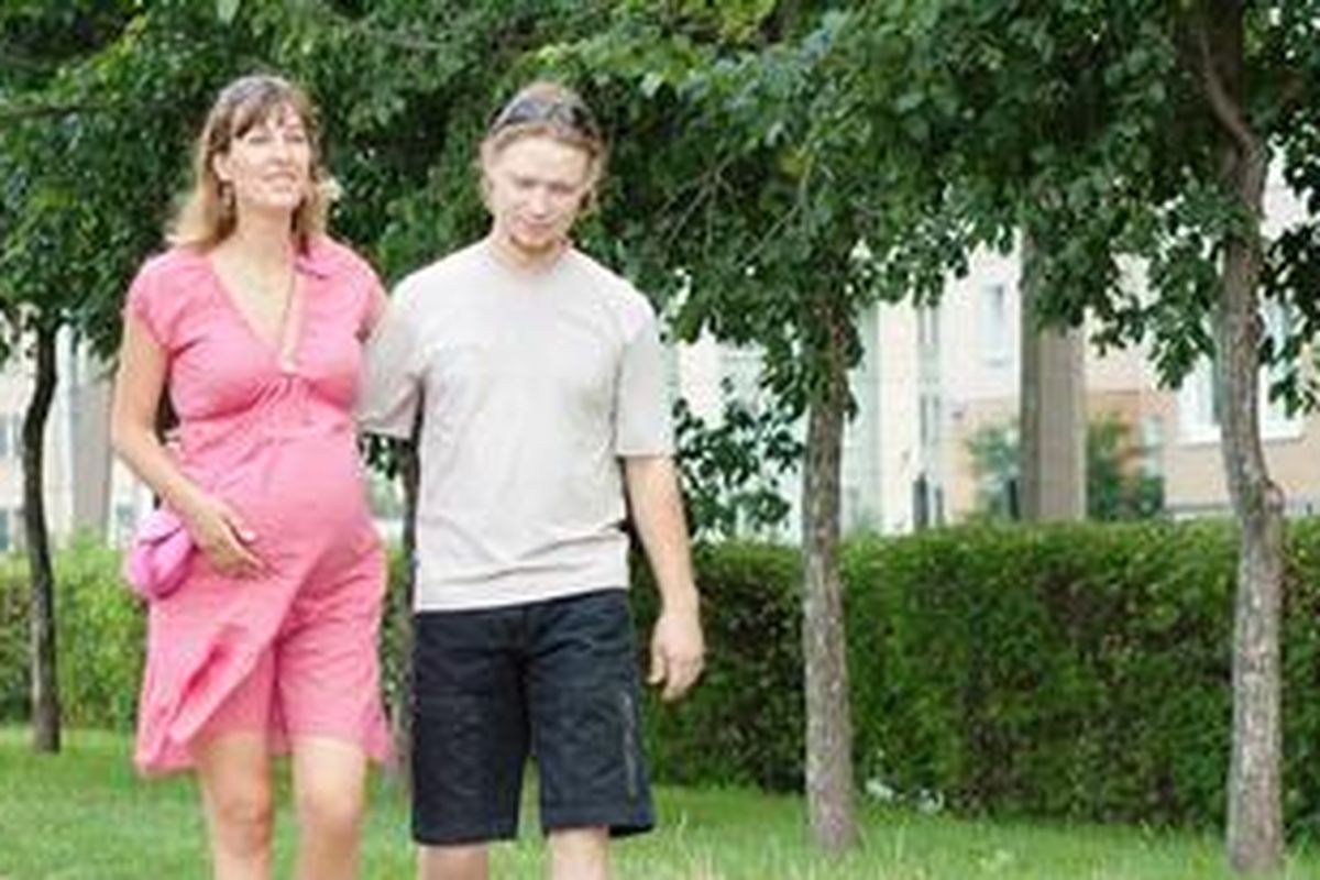 Lakukan olahraga seperti jalan kaki agar bumil bisa mengatasi rasa cemas, ungkapkan juga kekhawatiran dengan terbuka kepada suami.