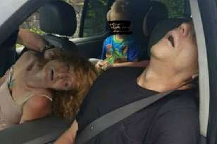 Foto pasangan yang overdosis saat mengendarai mobil bersama seorang anak kecil.