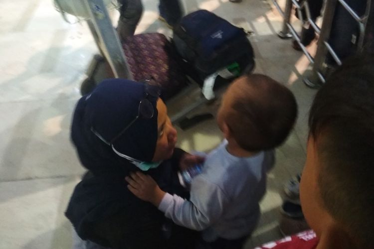 Salah aatu mahasiswa asal Makassar yang kuliah di Wuhan, Fitriani saat tiba di bandara Internasional Sultan Hasanuddin Makassar, Minggu (16/2/2020) dinihari