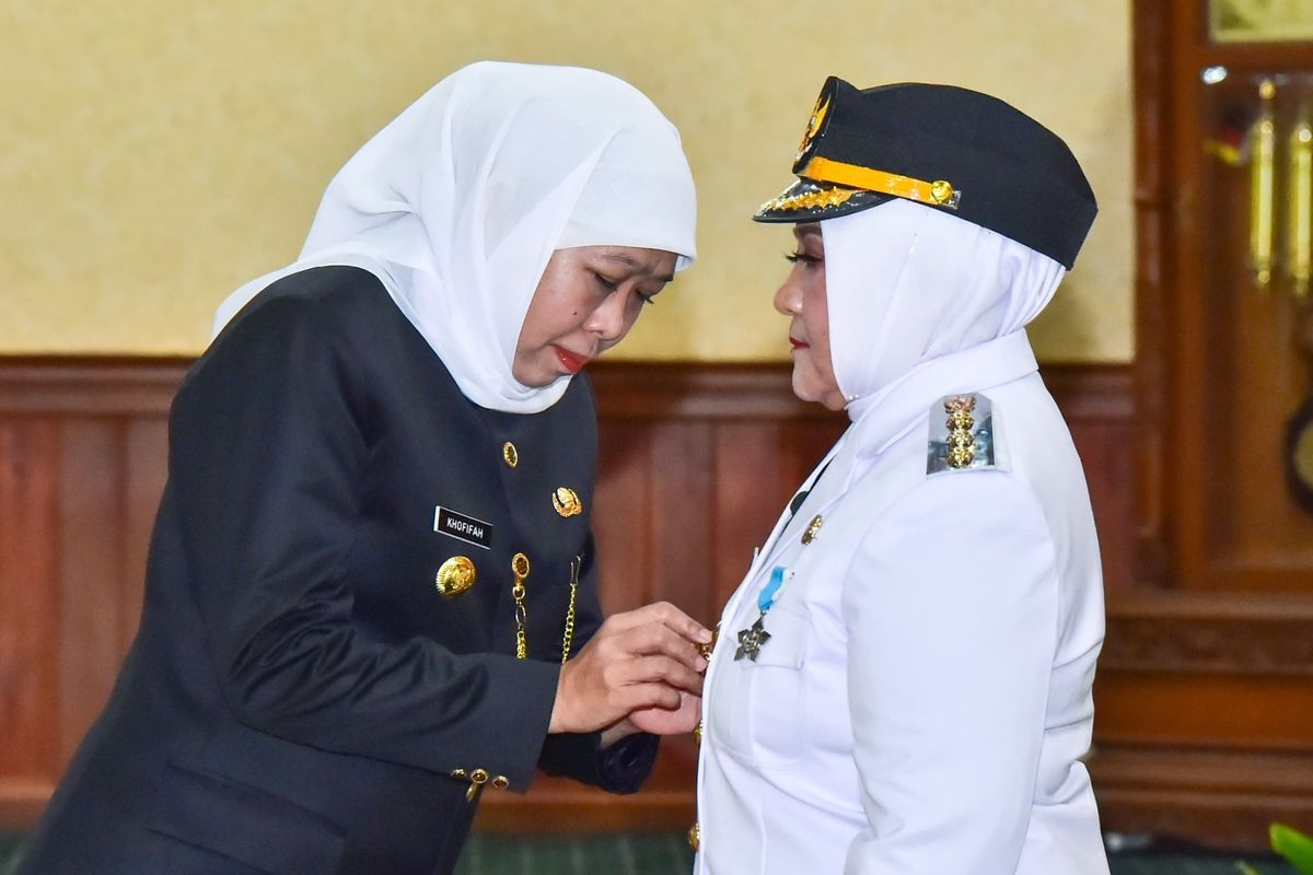 Bupati Magetan Nanik Endang Rusminiarti dilantik Gubernur Jatim Khofifah Indar Parawansa di Gedung Grahadi Surabaya, Jumat (23/5/2025).