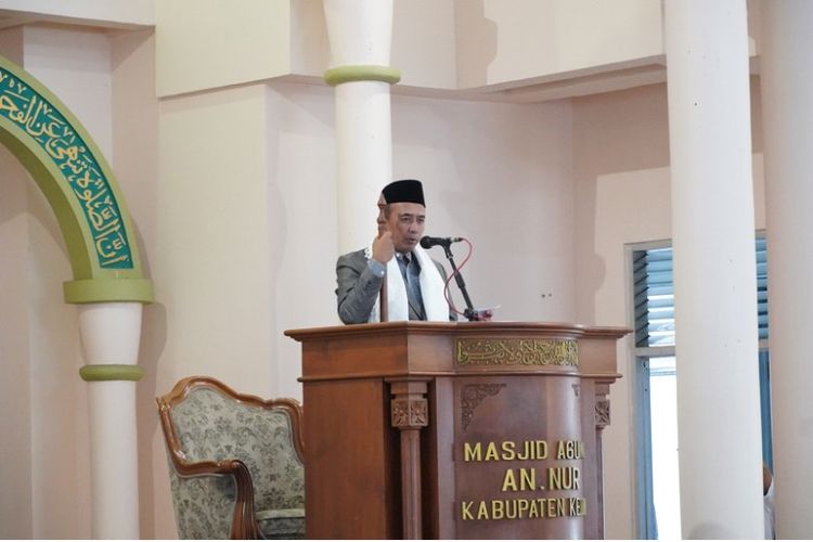 Kepala Kantor Kemenag Kabupaten Kediri Achmad Faiz menyampaikan khotbah. 