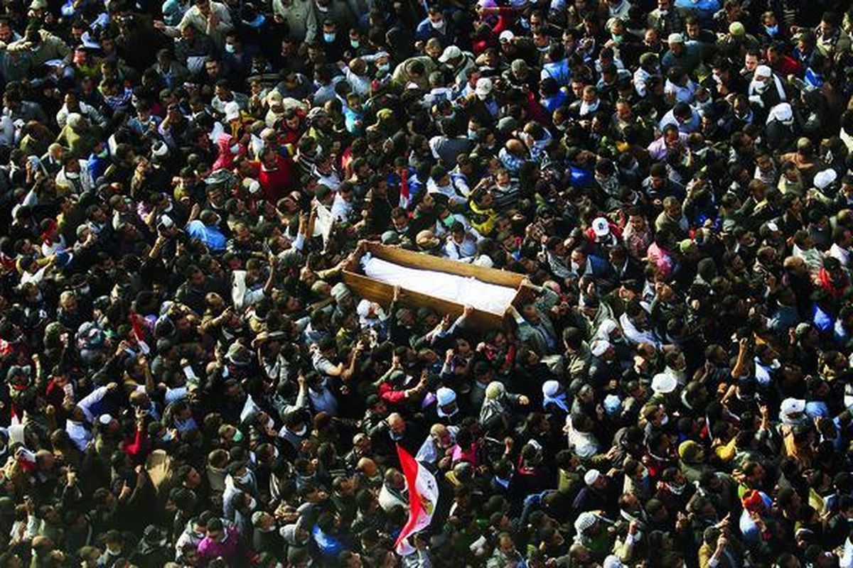 Jenazah seorang korban bentrokan  antara polisi dan pengunjuk rasa di Alun-alun Tahrir, Kairo, Mesir, diantar ke pemakaman oleh massa di Kairo, Selasa (22/11). Kabinet pemerintahan sementara Perdana Menteri  Essam Sharaf menawarkan untuk mundur menyusul bentrokan yang menewaskan puluhan jiwa tersebut, tetapi hal itu tidak memuaskan pengunjuk rasa yang meminta Dewan Agung Militer untuk mundur. 