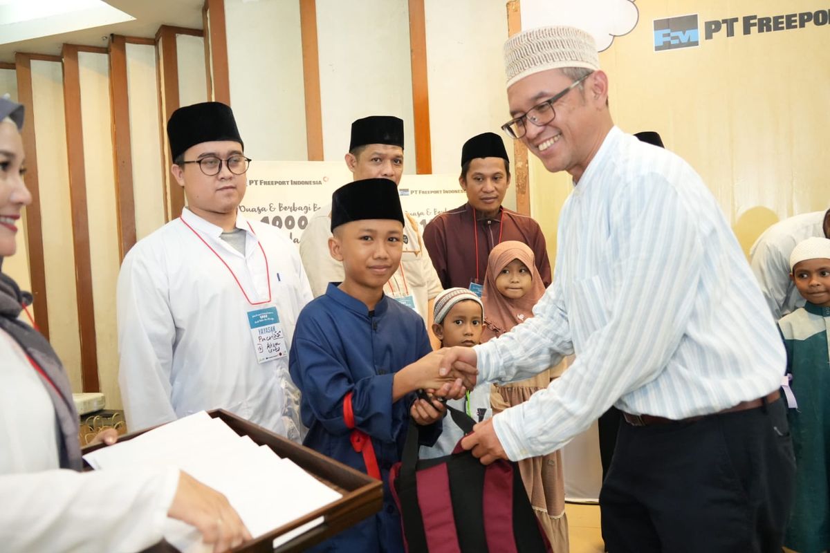 Technical Advisor Internal Manpower Stakeholders PTFI Iyas Kusnadi menyerahkan secara simbolis santunan kepada perwakilan anak yatim dan dhuafa.