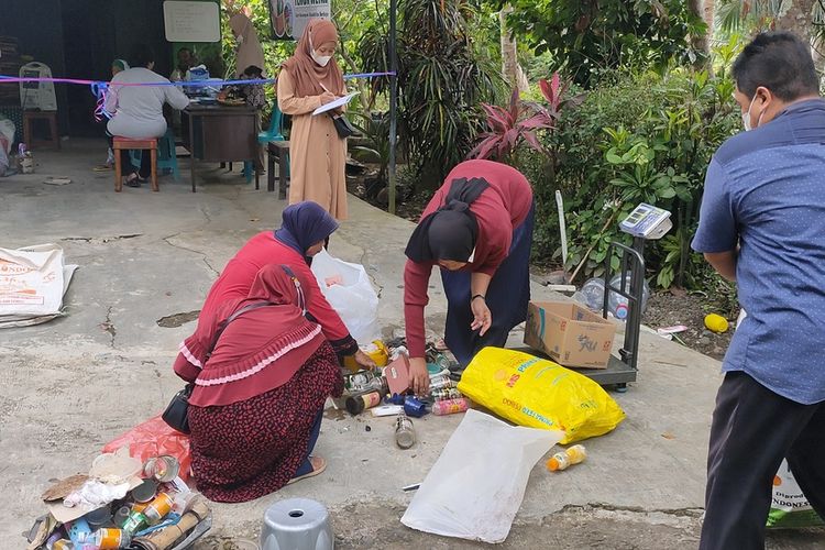 Sejumlah ibu rumah tangga ikut dalam memilah sampah di Pedukuhan Jogahan, Kalurahan Temon Wetan, Kapanewon Temon, Kabupaten Kulon Progo, Daerah Istimewa Yogyakarta.