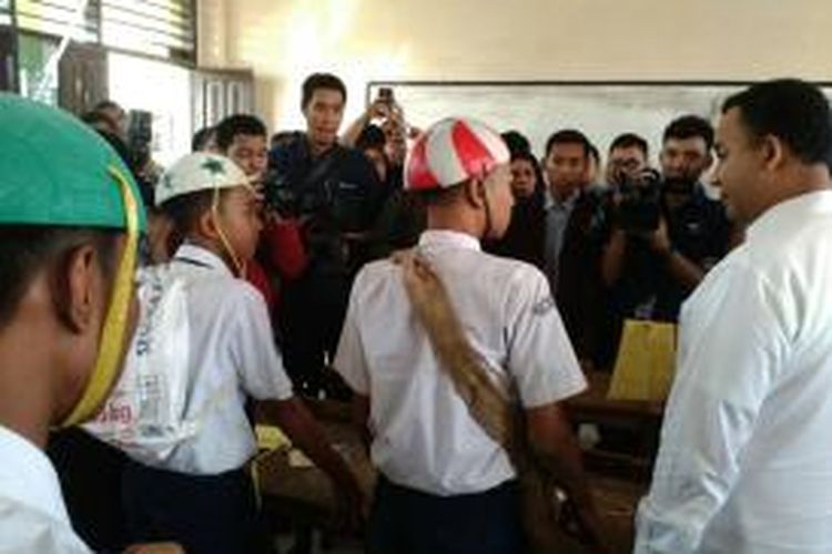 Menteri Pendidikan dan Kebudayaan Anies Baswedan saat melakukan sidak ke beberapa sekolah di Tangerang terkait Masa Orientasi Peserta Didik, Selasa (29/7/2015).