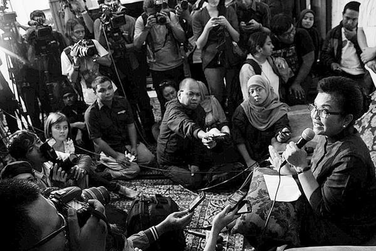 Mantan Menteri Kesehatan yang kini menjabat sebagai anggota Dewan Pertimbangan Presiden, Siti Fadilah Supari, memberikan keterangan pers di kediamannya di kompleks Billy Moon, Pondok Kelapa, Jakarta, Rabu (25/4). Siti Fadilah menanggapi pemberitaan yang menyalahkan dirinya atas kebijakan penunjukan langsung pengadaan alat kesehatan saat menjabat  Menteri Kesehatan.