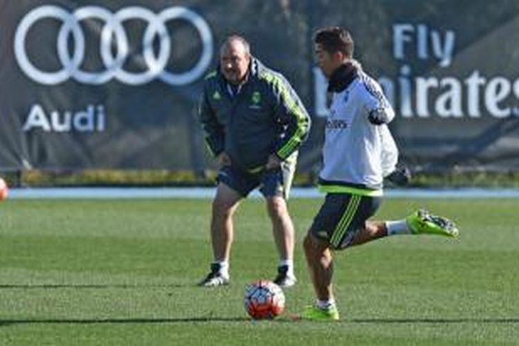 Pelatih Real Madrid, Rafa Benitez (kiri) dan Cristiano Ronaldo saat sesi latihan di Melbourne, Australia, Senin (20/7/2015).