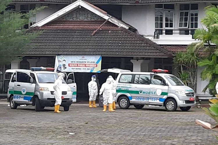 Puluhan ambulans Dinas Kesehatan Kota Tasikmalaya mengevakuasi ratusan pasien Covid-19 klaster pesantren ke lokasi isolasi darurat di Hotel Crown Tasikmalaya, Selasa (16/2/2021).