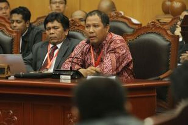 Komisioner Bawaslu, Nasrullah (kanan) saat mengikuti sidang lanjutan di Gedung Mahkamah Konstitusi (MK), Jumat (8/8/2014). Agenda sidang kali ini adalah mendengarkan jawaban termohon, keterangan pihak terkait, dan Bawaslu terkait gugatan Pilpres 2014 oleh pasangan Prabowo-Hatta.