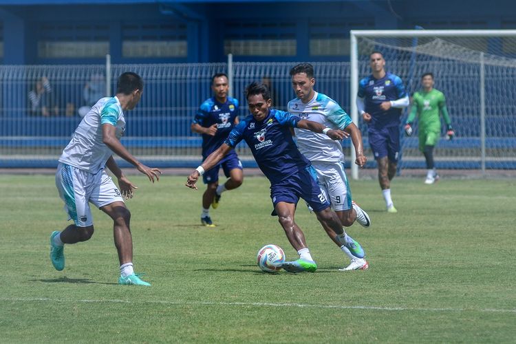 Frets Butuan menggiring bola, dibayangi dua pemain lawan dalam pertandingan internal Persib Sabtu (14/10/2023) di Stadion Persib Sidolig, Bandung, jelang bertandang menghadapi Borneo FC Samarinda di pekan ke-16 Liga 1 2023-2024. 