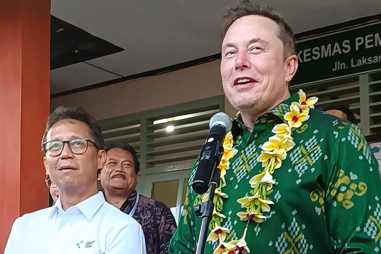 CEO dan pendiri SpaceX Elon Musk bersama Menteri Kesehatan RI Budi Gunadi Sadikin saat konferensi pers terkait peresmian layanan Starlink di Puskesmas Pembantu, Desa Sumerta Kelod, Kota Denpasar, Bali, pada Minggu (19/5/2024). 