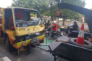 Imbas Demo 27 Agustus, 2 Truk Dirusak di Kemanggisan, Lalin S Parman Macet
