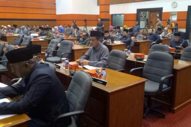 Diantara kursi yang kosong di ruang rapat paripurna gedung DPRD Kab. Pasuruan itu merupakan kursi yang biasa ditempati Muhammad Nadir Umar yang banyak disorot kamera wartawan karena belum datang dari Jakarta usai pemeriksaan Densus 88.