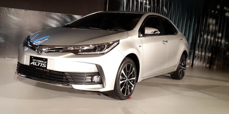 Toyota Corolla Altis facelift meluncur bersama Innova Venturer di Jakarta, Senin (16/1/2017).