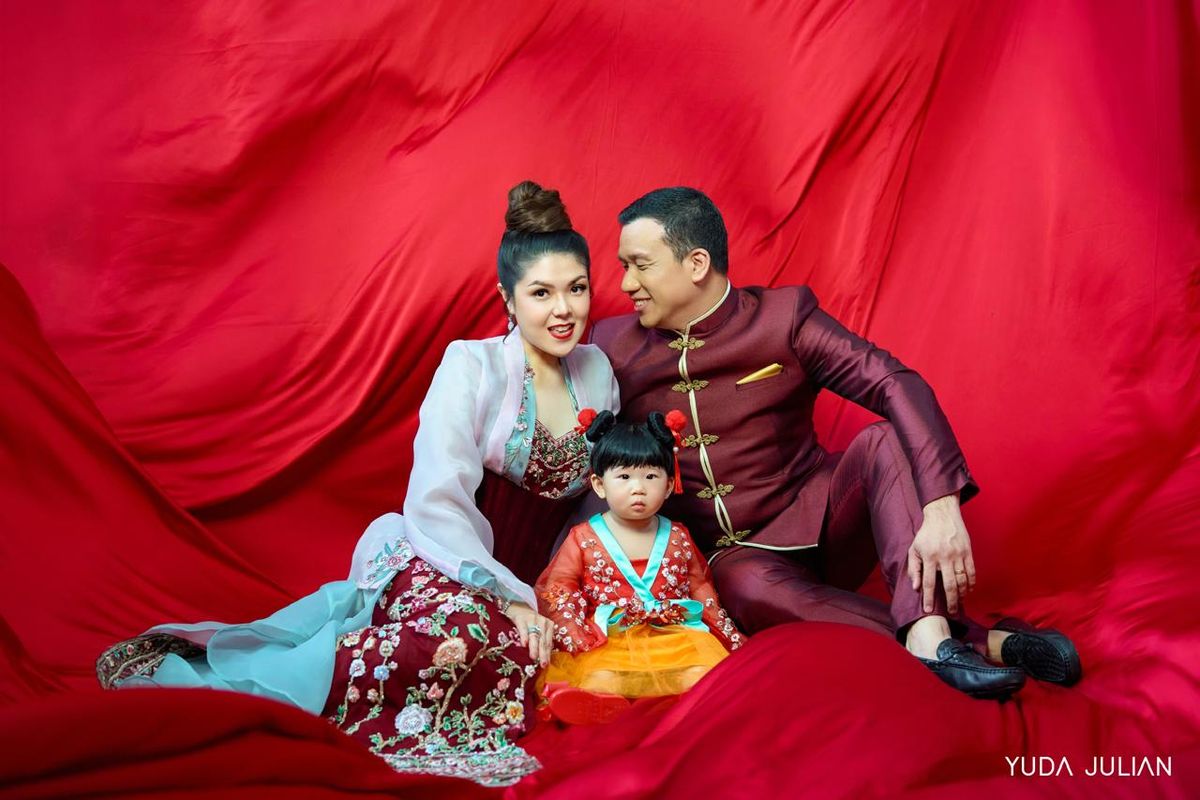 Tina Toon Rayakan Imlek dengan Ungkap Wajah Putri Pertama di Instagram