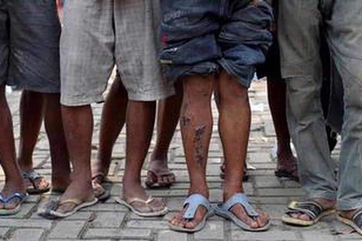 Kondisi buruh pabrik industri pengolahan limbah menjadi perangkat aluminium di Tangerang saat mereka dibawa ke Polres Kota Tangerang, Sabtu (4/5/2013). Polres Kota Tangerang dan Kontras menggerebek serta membebaskan 34 buruh yang disekap di pabrik wajan di Kampung Bayur Opak RT 03 RW 06, Desa Lebak Wangi, Kecamatan Sepatan Timur, Tangerang.