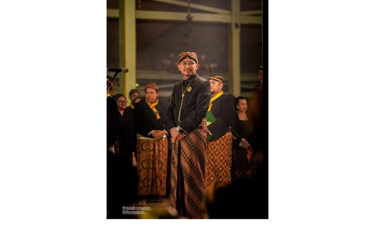 Sejumlah tokoh dan selebritas menghadiri Kirab Malam 1 Suro 2025 di Pura Mangkunegaran Solo, salah satunya Gusti Bhre.