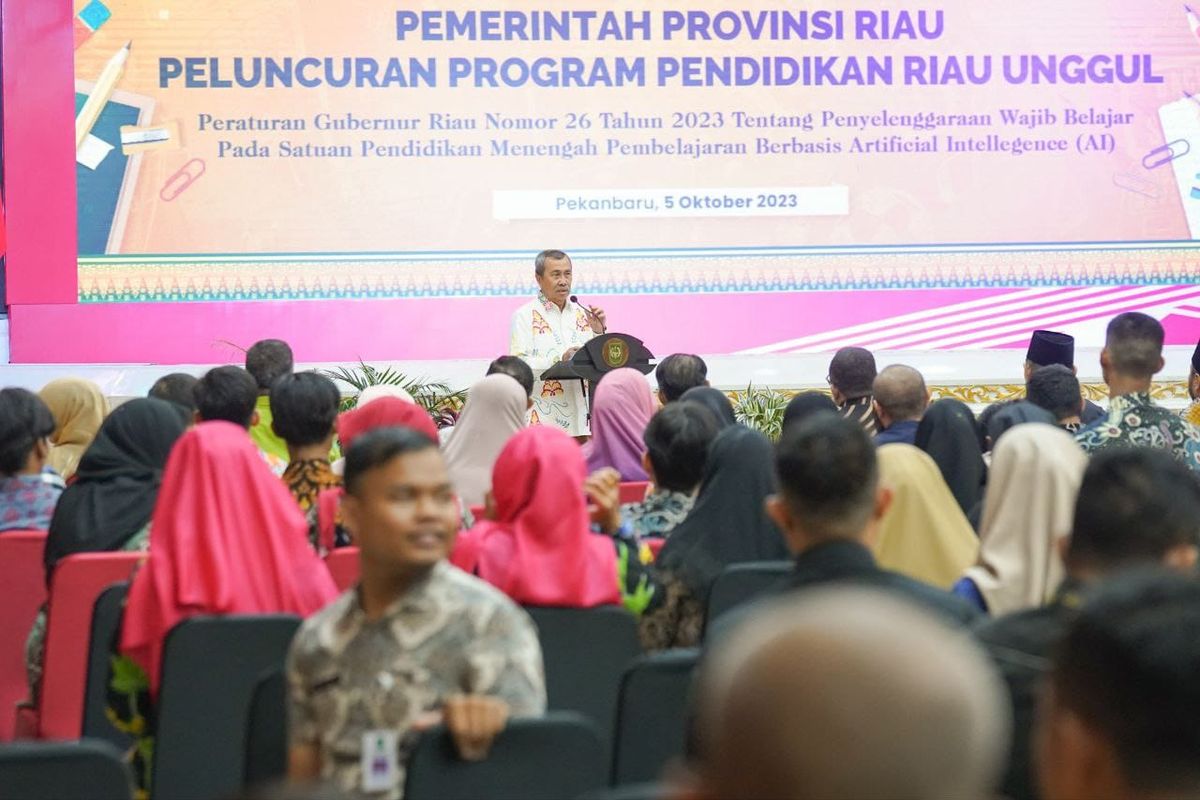 Gubernur Riau (Gubri) Syamsuar meluncurkan Program Pendidikan Riau Unggul berbasis Artificial Intellegence (AI) dan Peraturan Gubernur (Pergub) Riau Nomor 26 Tahun 2023 tentang Penyelenggaraan Wajib Belajar Pada Satuan Pendidikan Menengah di Gedung Daerah Balai Serindit, Kamis (5/10/2023).

