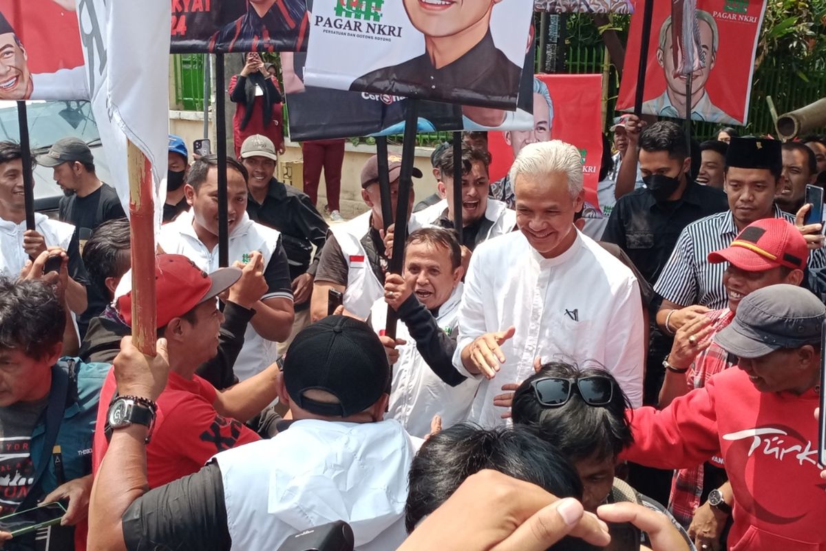 Ganjar Pranowo saat menemui para relawannya menuju Aula Yayasan Pembinaan Anak Cacat (YPAC) di Kota Malang, Jawa Timur pada Senin (16/10/2023). 