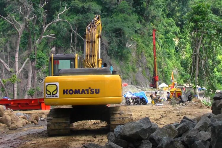 Proses pengerjaan jembatan gantung pengganti Gladak Perak di Lumajang, Jawa Timur, Senin (28/3/2022)