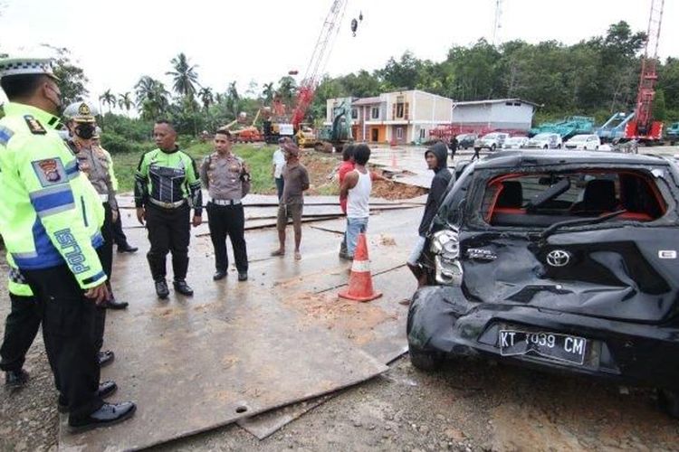 Polisi saat melakukan olah TKP di lokasi kejadian laka maut di KM 24 Balikpapan