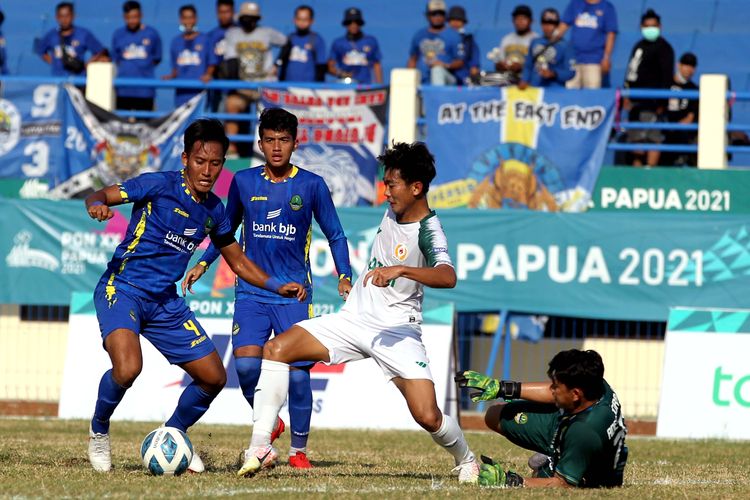 Pemain Jawa Timur Malik Prayitno berebut bola dengan pemain Jawa Barat saat babak 6 besar PON XX Papua 2021 yang berakhir dengan skor 0-2 di Stadion Barnabas Youwe Sentani Kabupaten Jayapura, Minggu (10/10/2021) sore.
