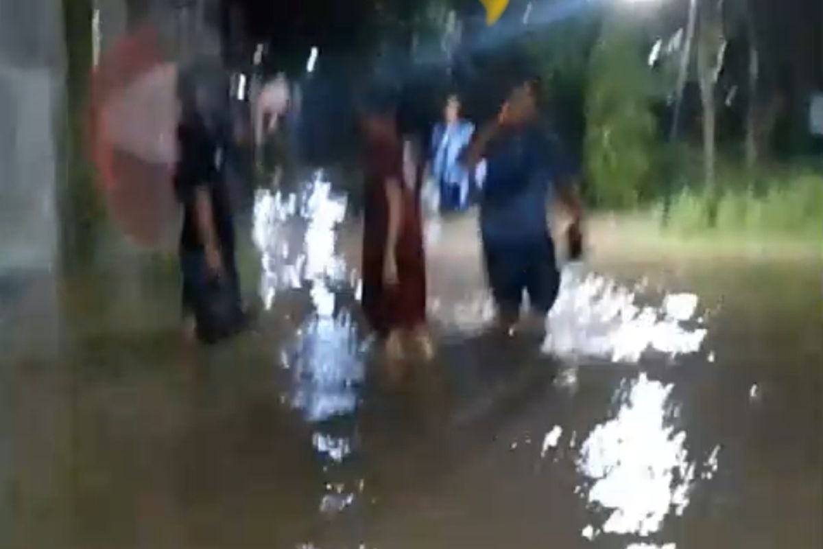 Perum Dinar Indah Semarang Banjir Lagi, Warga Mengungsi ke Balai RW