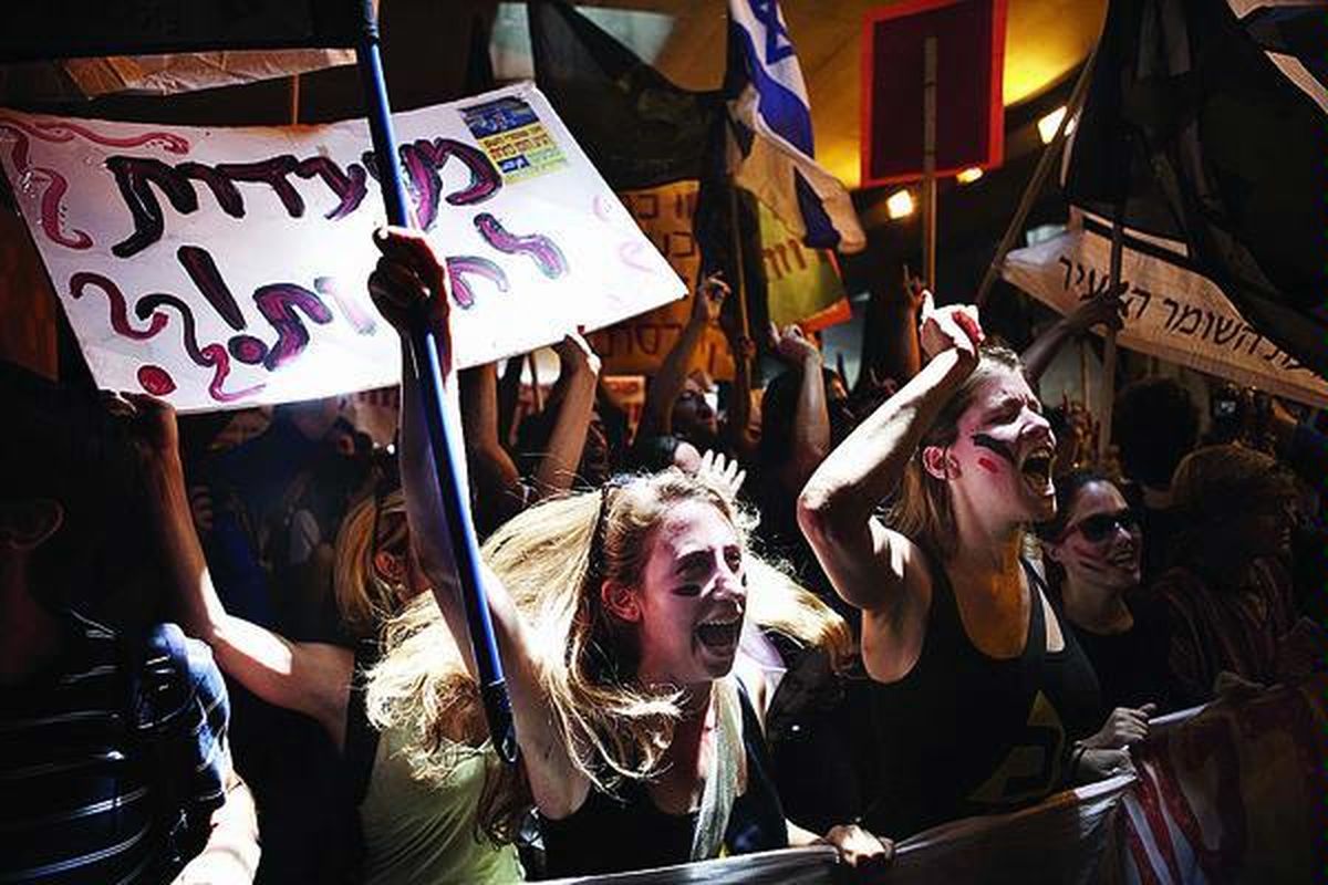 Demonstran Israel meneriakkan tuntutan mereka di depan Knesset, Parlemen  Israel di Jerusalem, 16 Agustus, memprotes kenaikan harga perumahan dan ketidakadilan sosial di negeri itu. Demonstrasi digelar bersamaan dengan sesi khusus sidang Knesset pada masa reses untuk membahas langkah pemerintah menangani keresahan sosial akibat meningkatnya biaya hidup di Israel.