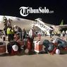 Suasana Haru Saat Jemaah Haji Embarkasi Solo Tiba di Tanah Air, Ada yang Sujud Syukur dan Menangis