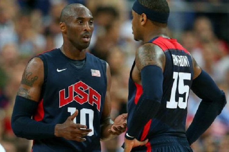 Kobe Bryant bersama Carmelo Anthony dalam timnas AS.
