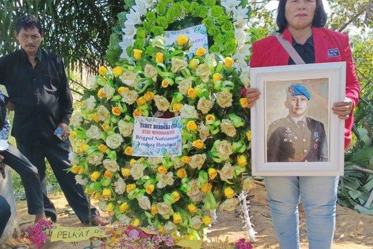 Brigpol J dimakamkan di Kecamatan Sungai Bahar, Muarojambi. Penembakan Brigadir J, Ayah Temukan Kejanggalan Minta Kapolri Bentuk Tim Pencari Fakta 

