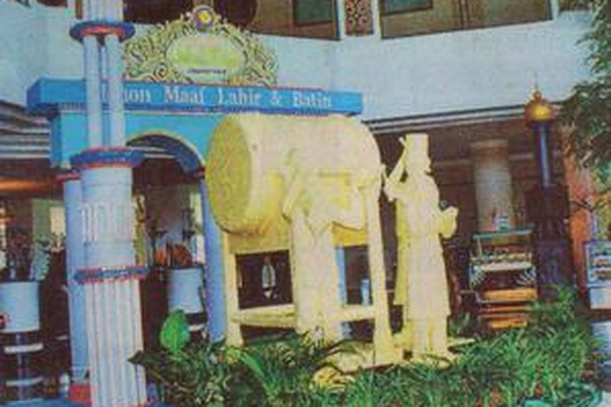 Replika beduk beserta penabuhnya yang terbuat dari mentega di lobi hotel Hotel Acacia di Jalan Kramat Raya, Jakarta Pusat.