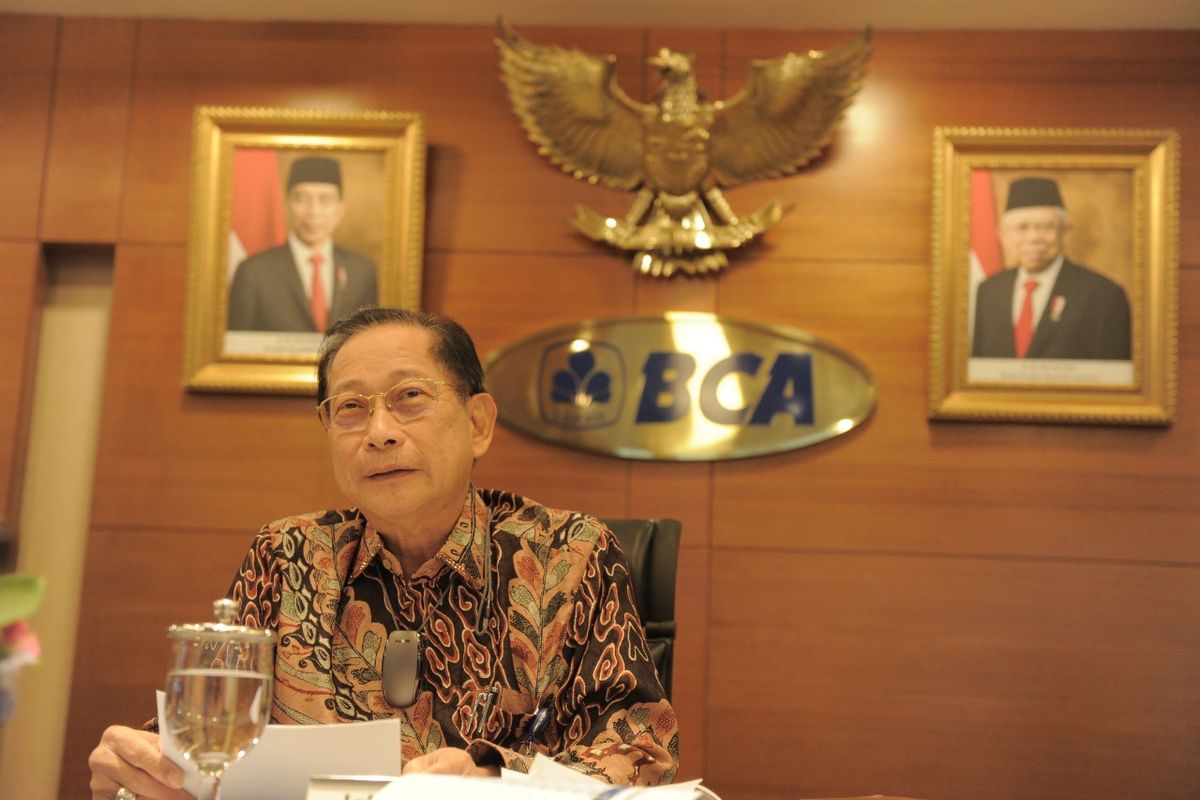 Direktur Utama PT Bank Central Asia Tbk (BCA) Jahja Setiaatmadja saat konferensi pers kinerja BCA Semester I 2022, Rabu (27/7/2022)