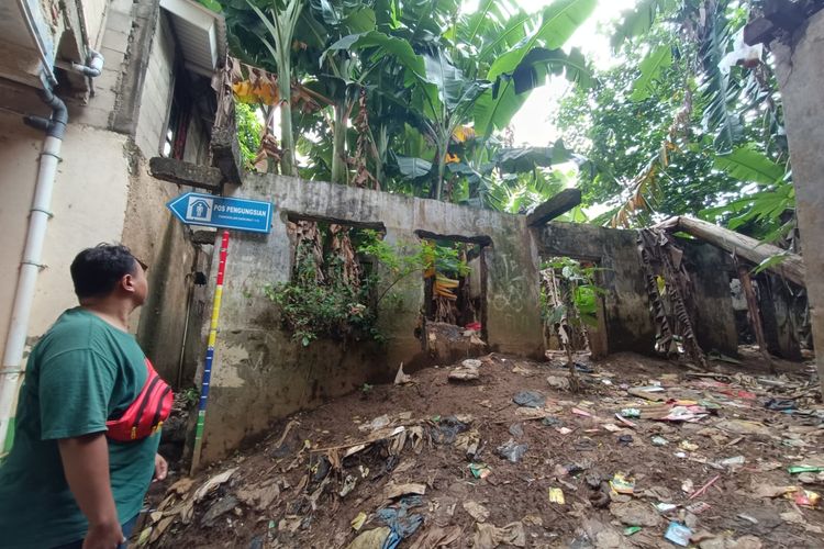 Perumahan di RT 15 RW 03 Kelurahan Cawang, Kecamatan Kramat Jati, Jakarta Timur, yang terdampak pembebasan lahan terkait normalisasi Kali Ciliwung, Rabu (22/2/2023).