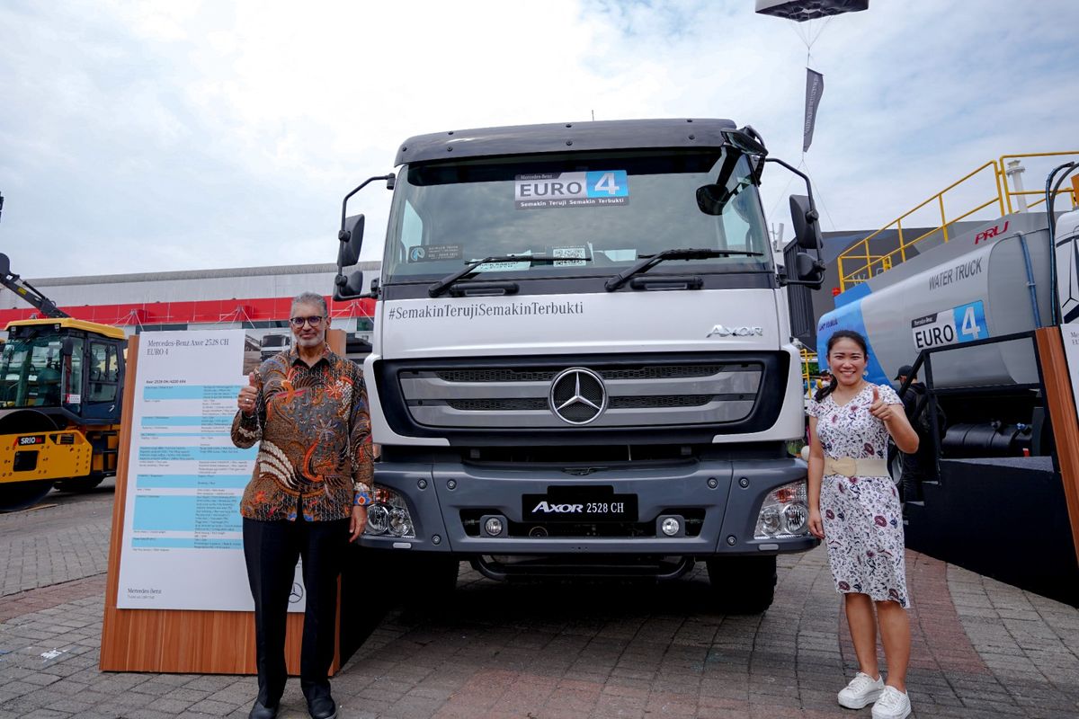 Naeem Hassim, President Director of PT Daimler Commercial Vehicles Indonesia dan Faustina, Head of Product and Marketing PT PT Daimler Commercial Vehicles Indonesia di depan Axor Euro 4 yang ada di pameran Mining Indonesia 2022